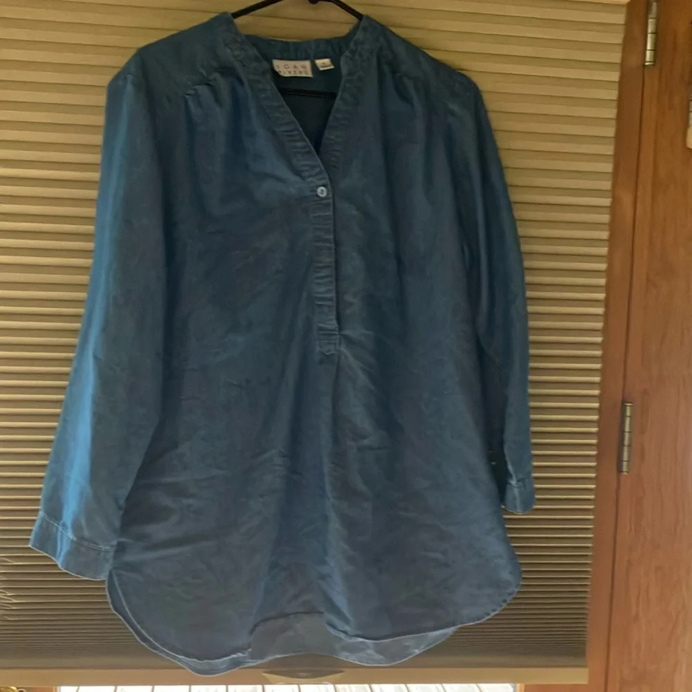 Women’s Joan Rivers Medium Blue Split Neck Half Placket Denim Shirt Sz M EUC